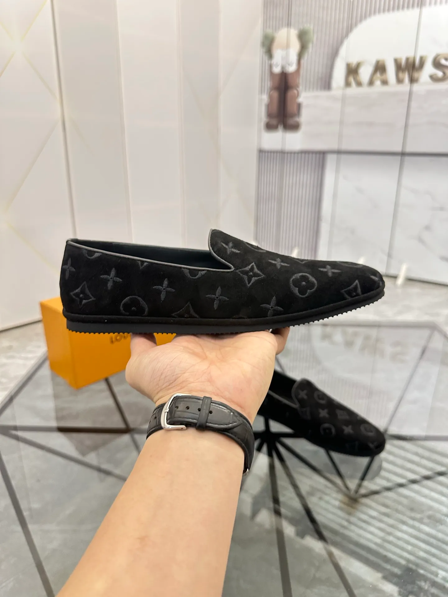 Selling men's shoes 💰: 💰P460¥ Product trademark: LV* "Louis Vuitton*" slip-on shoes, lazy shoes, regular size: 38-44. (can be customized to 45.) Product materials: imported first-layer nubuck leather upper, water-dyed cowhide lining, original outsole. No.: D301